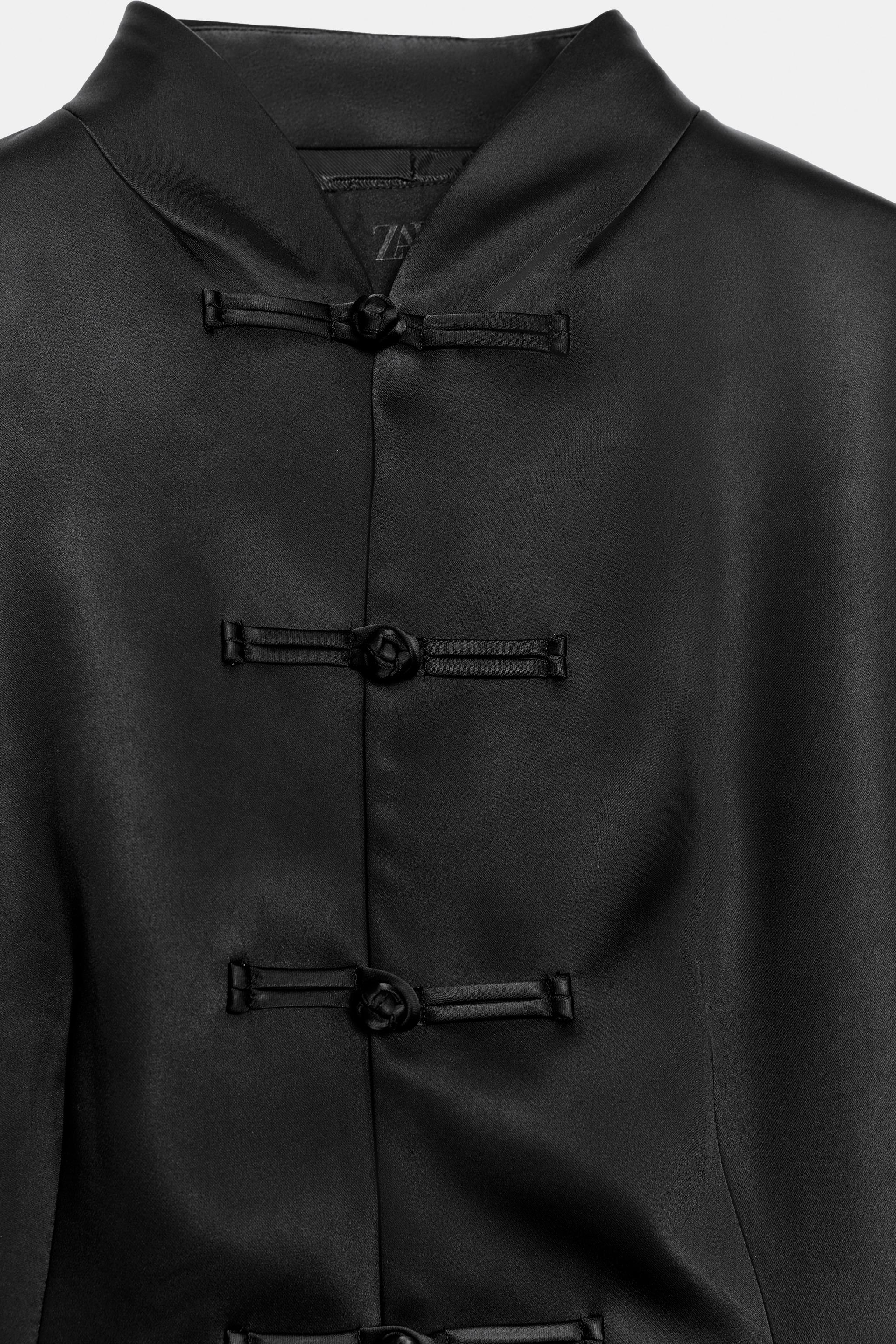 VESTE SATINÉE À BRANDEBOURGS